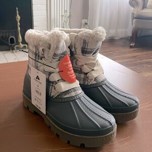 Brand new snow boots